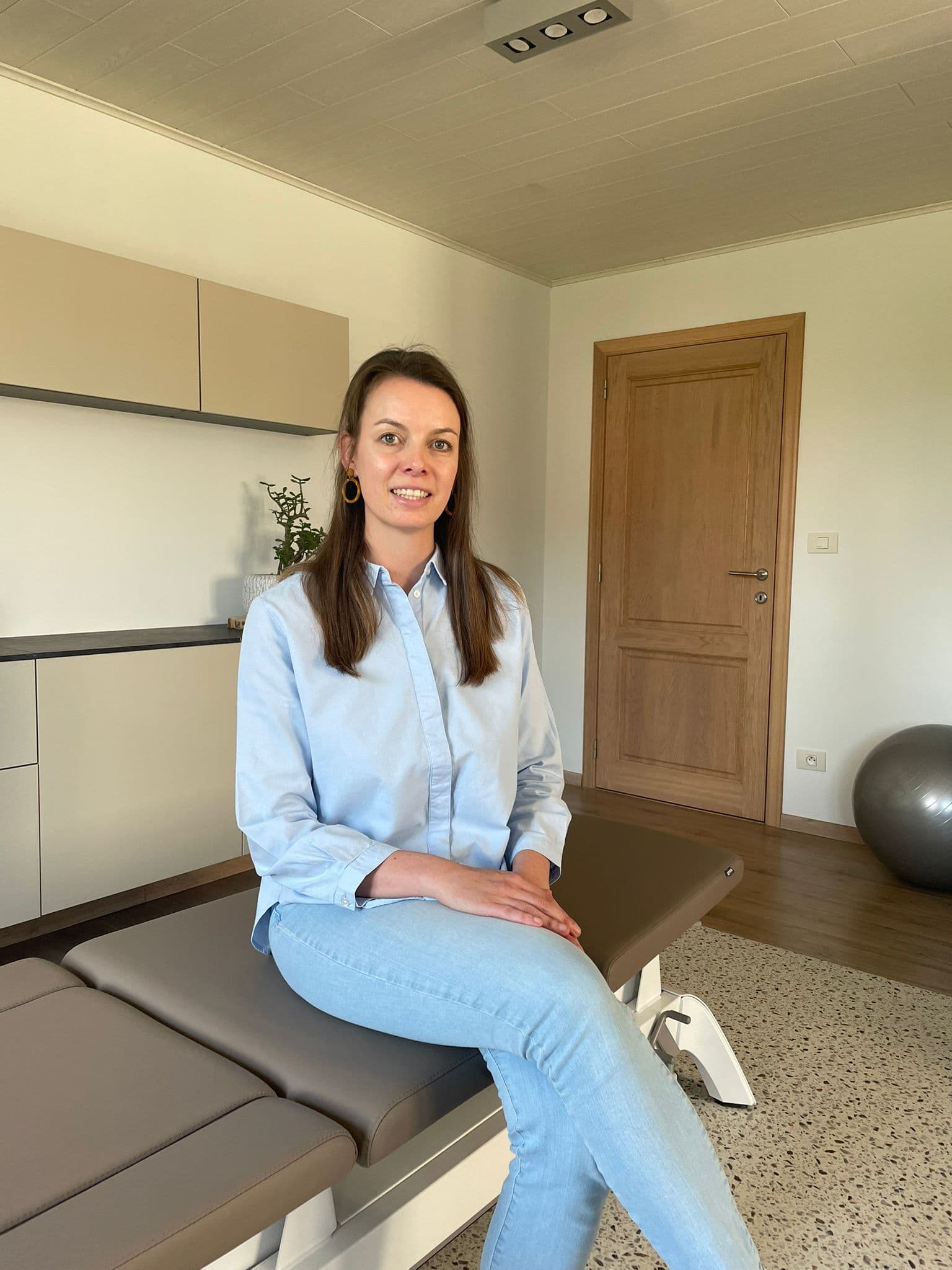 Isabelle Hendrickx in haar kinépraktijk
